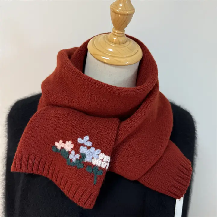 全羊毛ニットスカーフ【刺繍小花・赤色・秋冬用・保温・首元を守る】