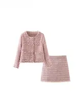 ピンクのフリンジ付きジャケットとスカートのファッションコーディネート（セットアップ対応）