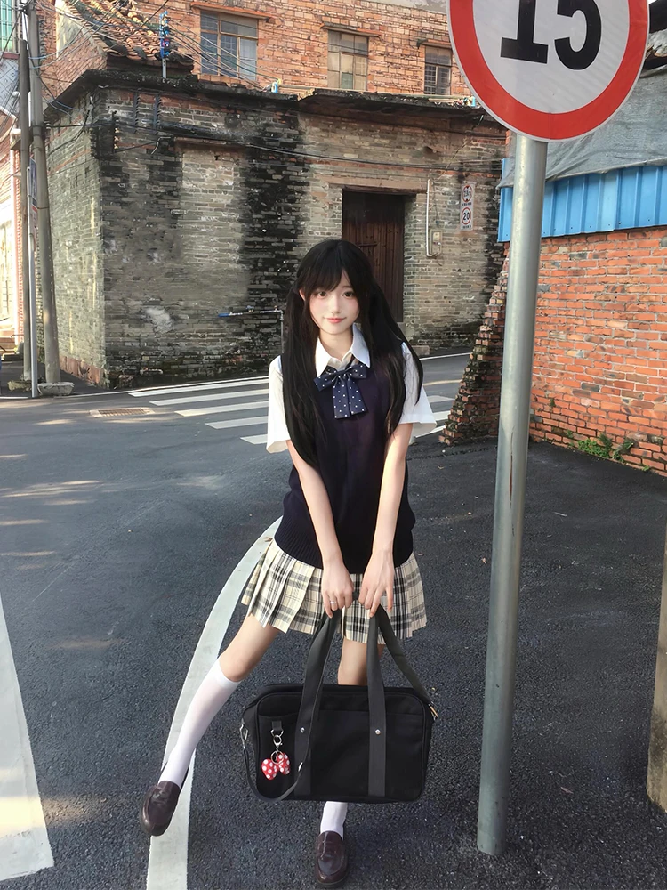 レディースコミック Vネックニットベスト【無地・甘口スタイル・学院風・女子用】の特徴と実用性