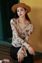 フレンチスタイルのレトロプリント長袖Tシャツ【Vネック・春秋用・小柄対応】