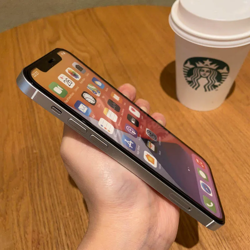 iPhone 16e フィルムサイズが15インチに合うか？それとも、ガラスフィルム選びの本質はここにある？