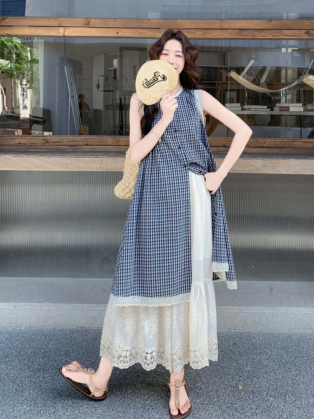 夏のブラウンコーデに最適な花柄ワイドパンツとタンクトップセットアップ