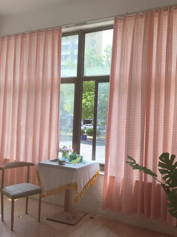 カーテンセールで迷うなら、子ども部屋にぴったりな「綿製チェックカーテン」はどう選ぶ？