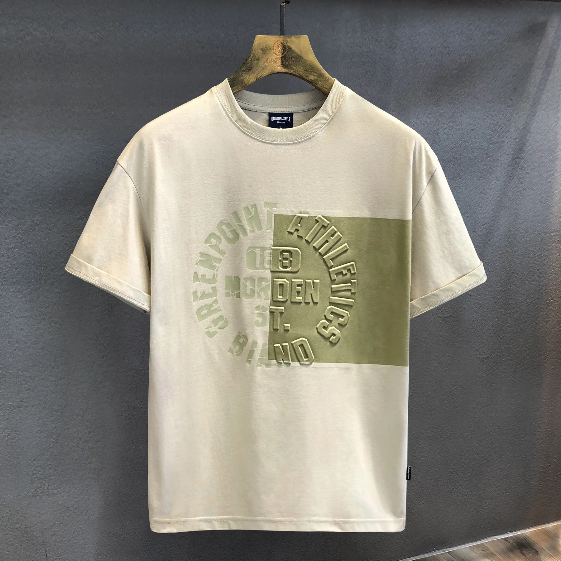 レトロデザインの3Dエンボスロゴ半袖Tシャツ：ピチピチ感と通気性の実測と使い分け