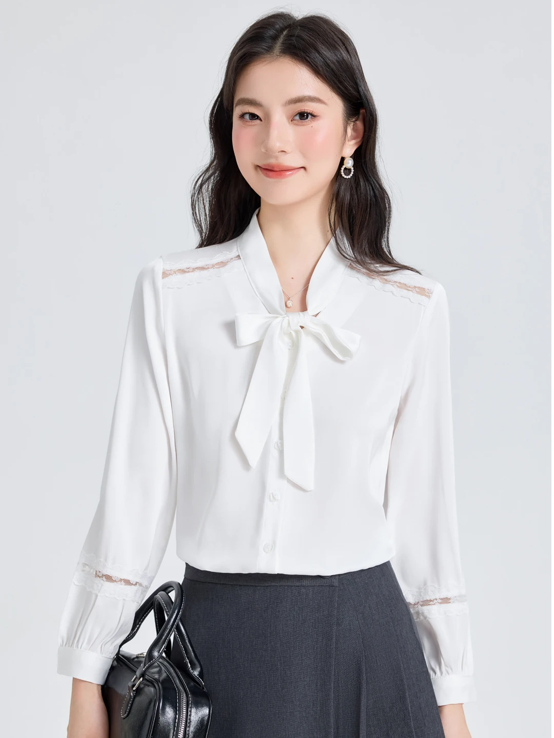 仕事用ブラウスに悩むあなたへ：通勤の日常を彩る1つの「小さな選択」は？