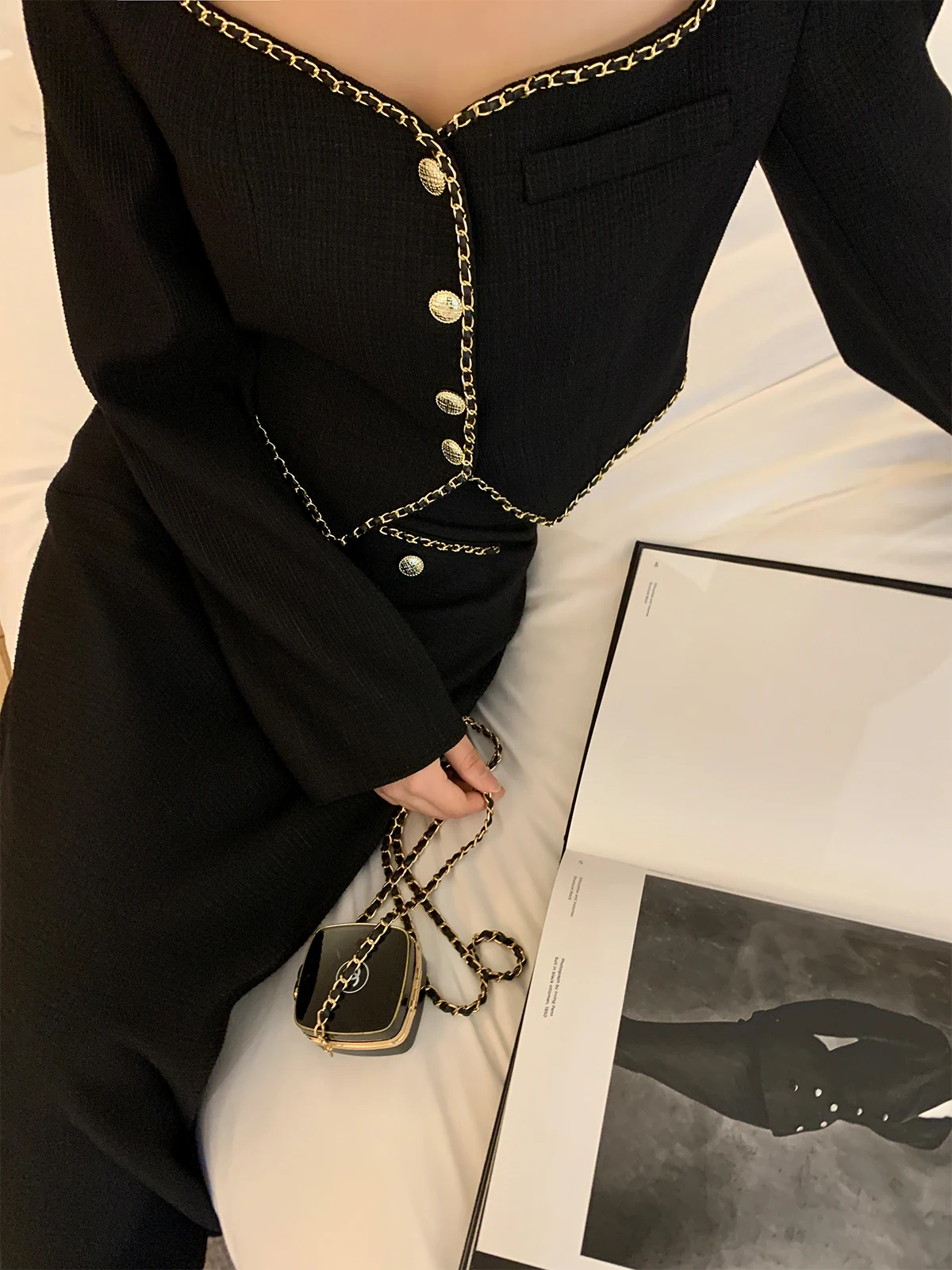 ティアードシャツワンピースを着るなら、どう選ぶ？黒金編み上げデザインが秋のスタイルを救う