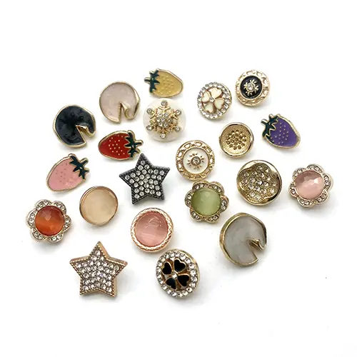 ファッショナブルなパールボタンのシャツ【白い花柄・金属ボタン】