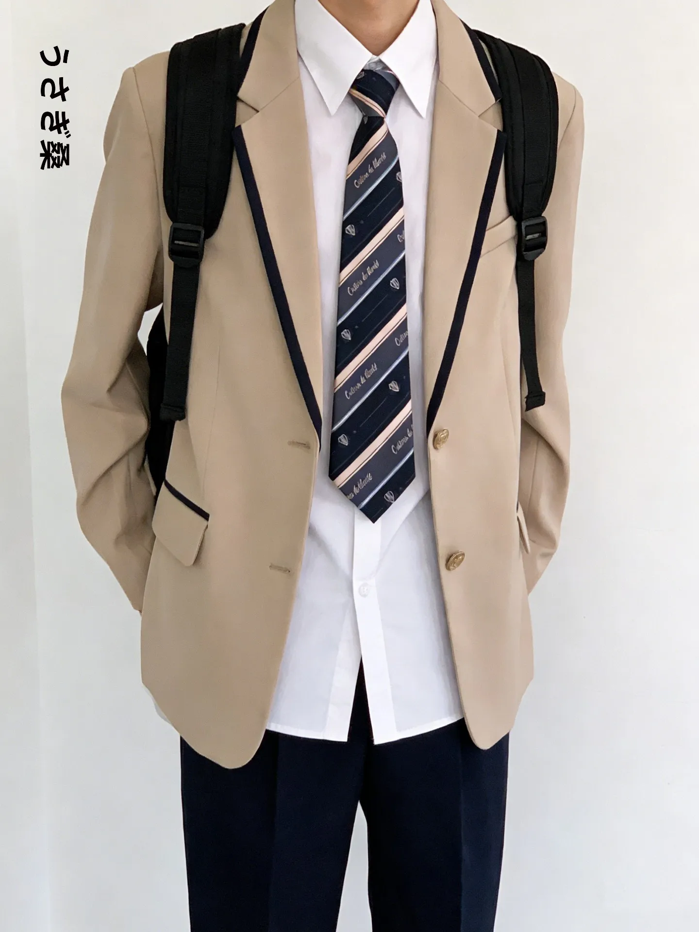 10月後半に着るメンズジャケットは、どう選ぶ？カーキ無地学院風ジャケットが解決する秋の着こなしの悩み