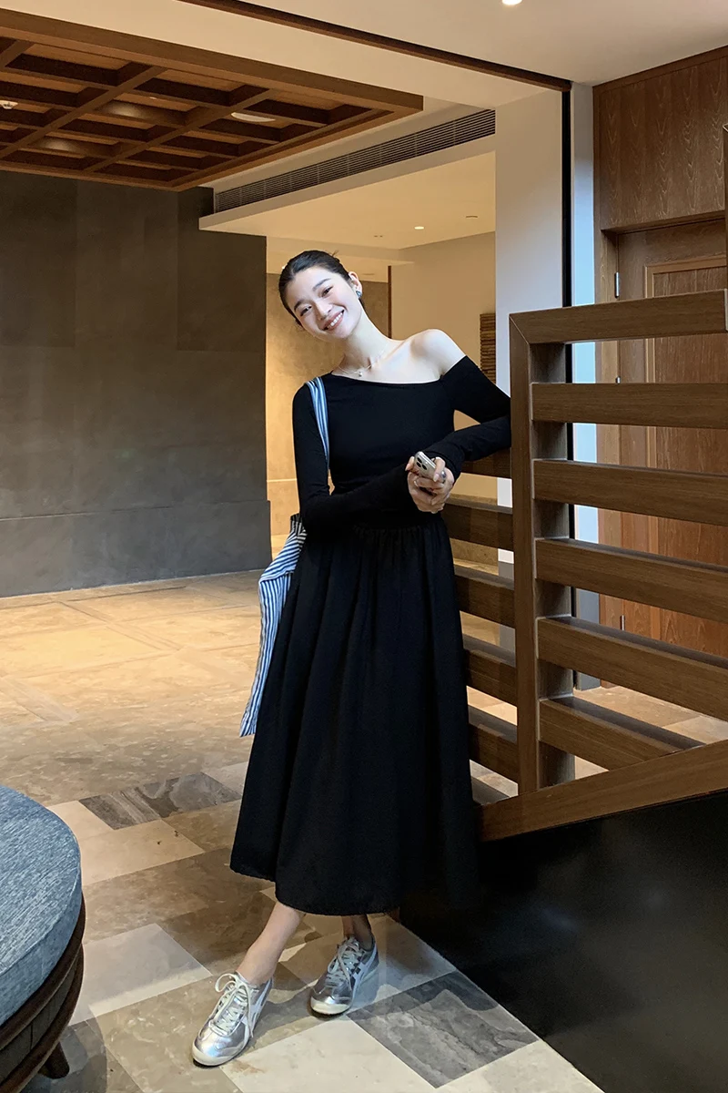 セクシーなオフショルダー長袖ニットワンピース【スリムフィット・斜め肩デザイン】