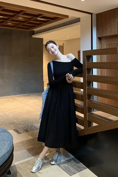 セクシーなオフショルダー長袖ニットワンピース【スリムフィット・斜め肩デザイン】