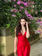 魅力的な大人の女性向け赤いキャミソールワンピース【レースディテール・サテン生地・ビーチリゾート用】