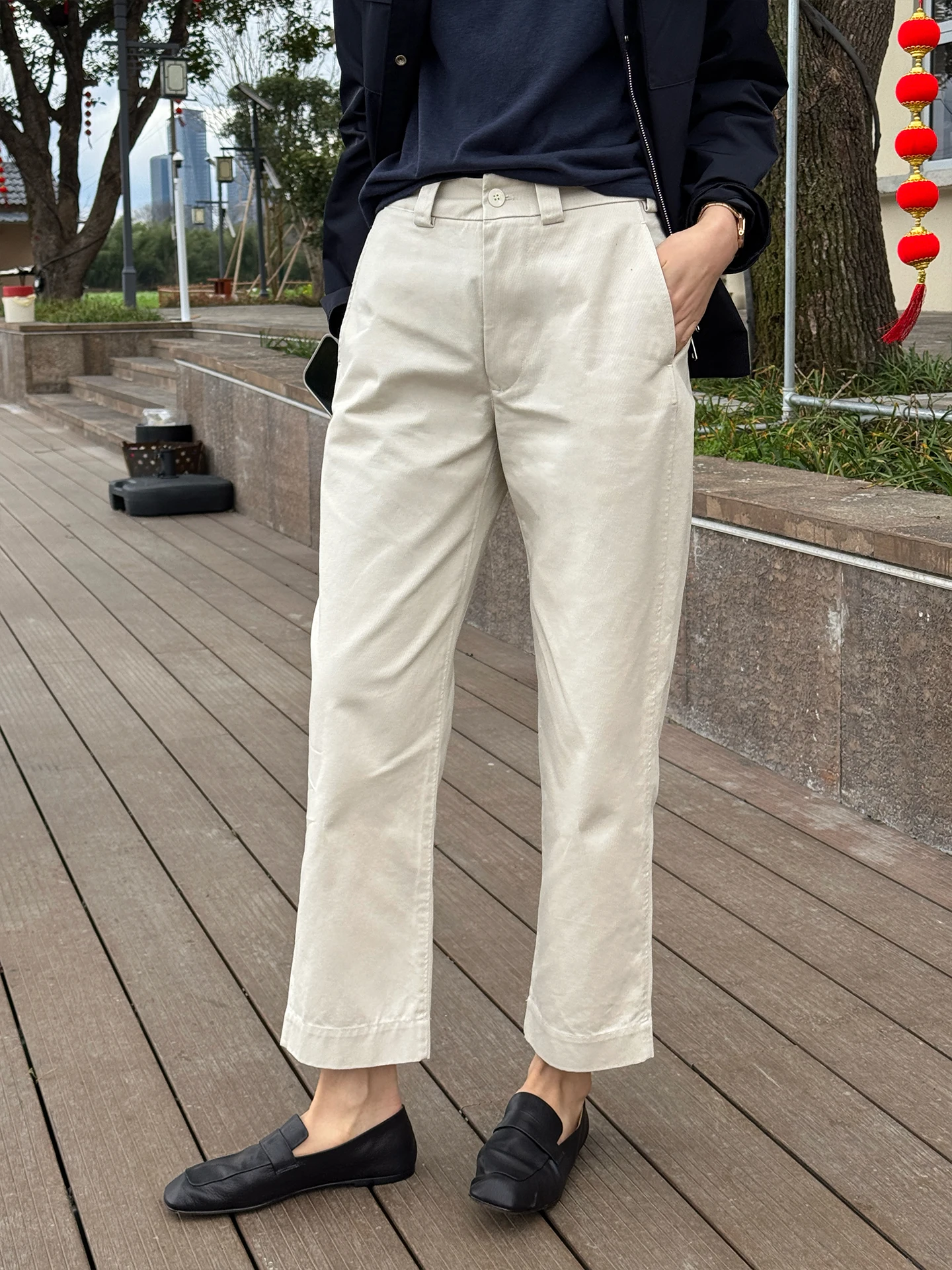 通勤パンツはどう選ぶ？上品で快適なカーゴパンツの選び方と実際の着こなしを解説