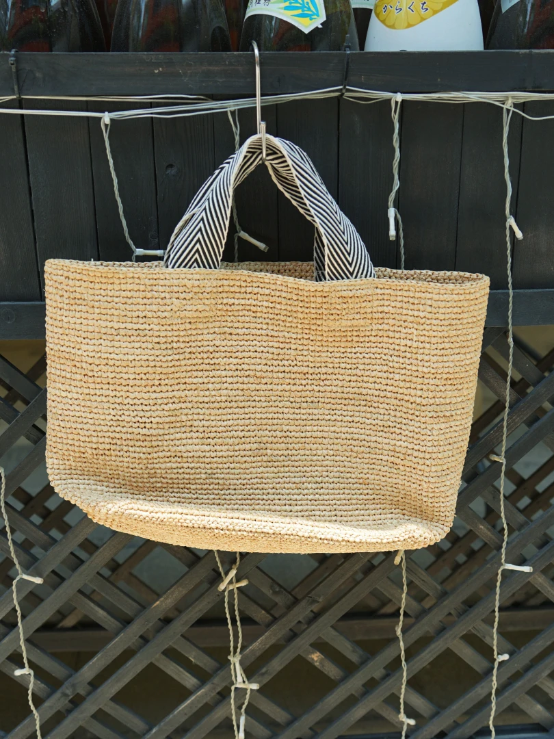 夏らしいかご風バッグは、本当に「通勤」に使えるのか？