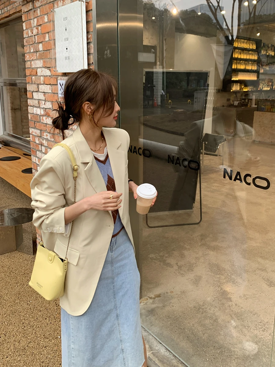 ナチュラルカラーのレディースジャケット【デザイン性・カジュアルスタイル・高級感】