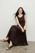 紅い袖のデザインワンピース【ビーズ付き・不規則なプリーツ・ノースリーブ・Uネック・ロング】