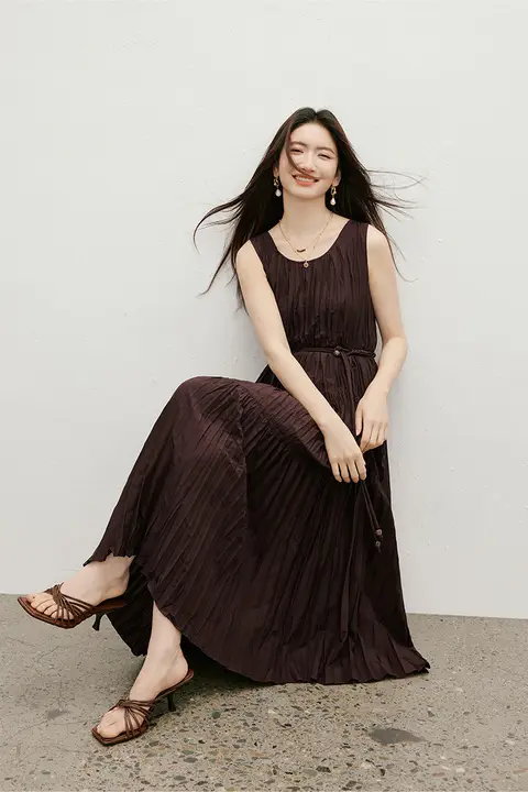 紅い袖のデザインワンピース【ビーズ付き・不規則なプリーツ・ノースリーブ・Uネック・ロング】