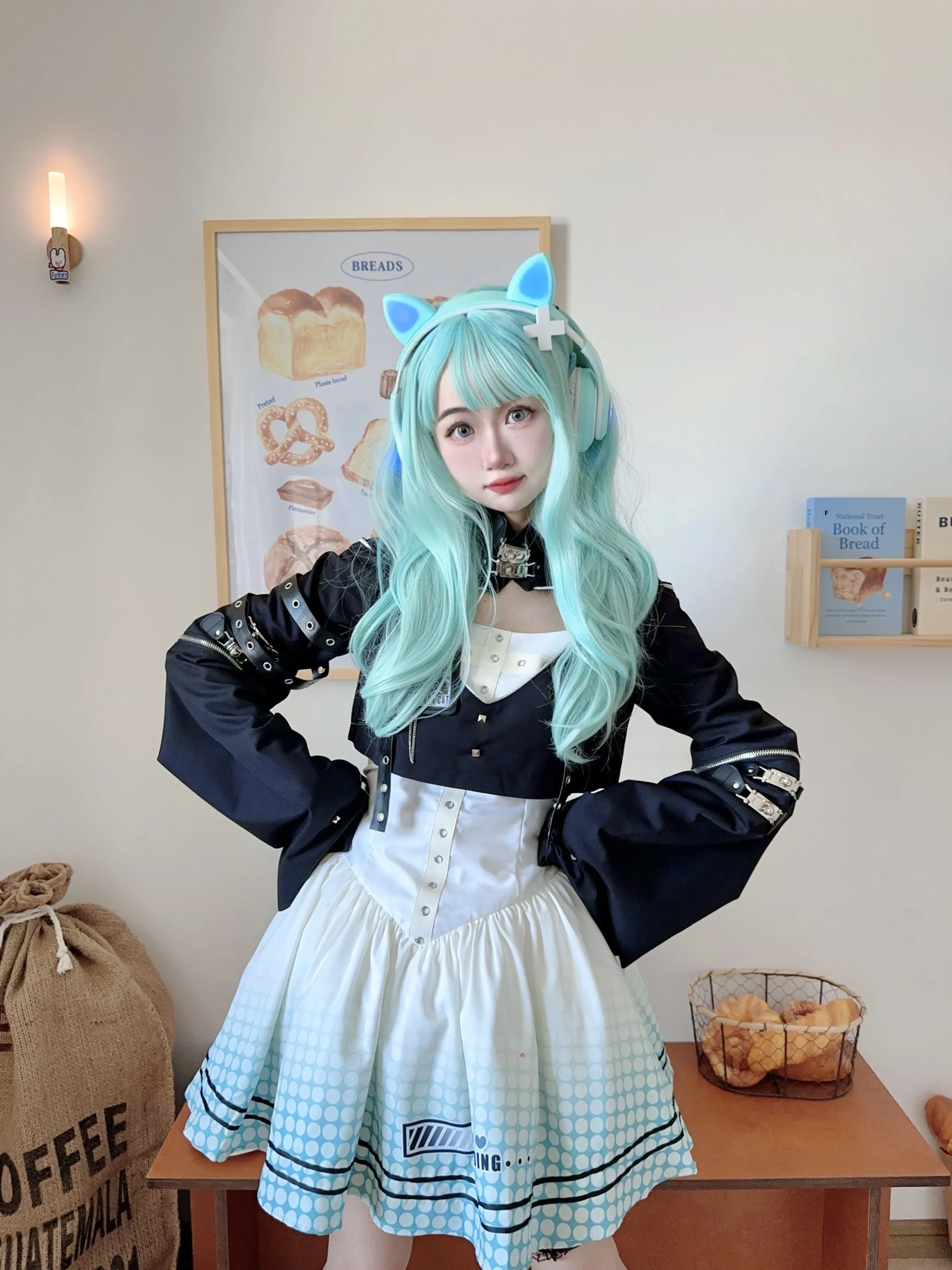 ストリート女の子が選ぶ、暗黒未来のパーカーとは？