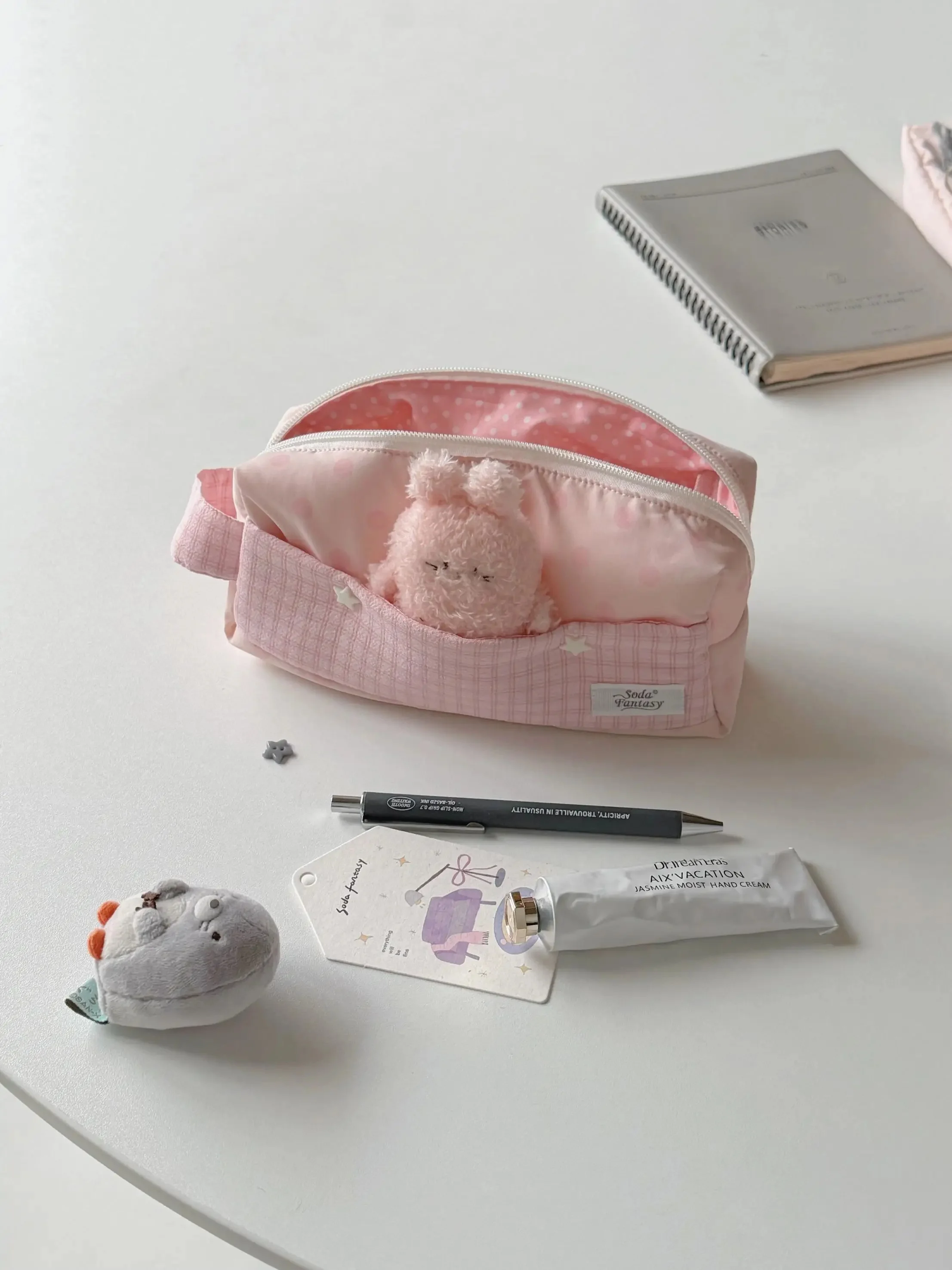 ストロベリージャ  ムシリーズのピンクドットペンケース：小学生女子向け大容量文房具収納の実用性とデザイン解析