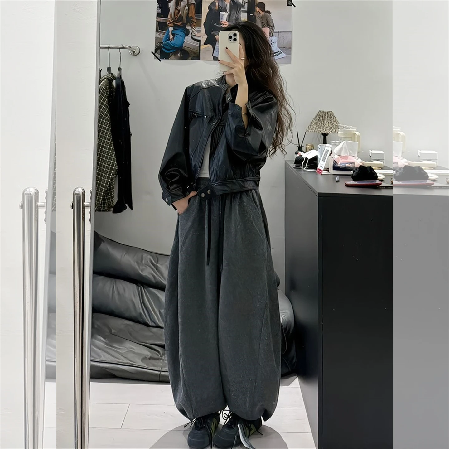 黒のレザージャケットとワイドパンツセット：大きめ着こなしの実用性とシーン別対応