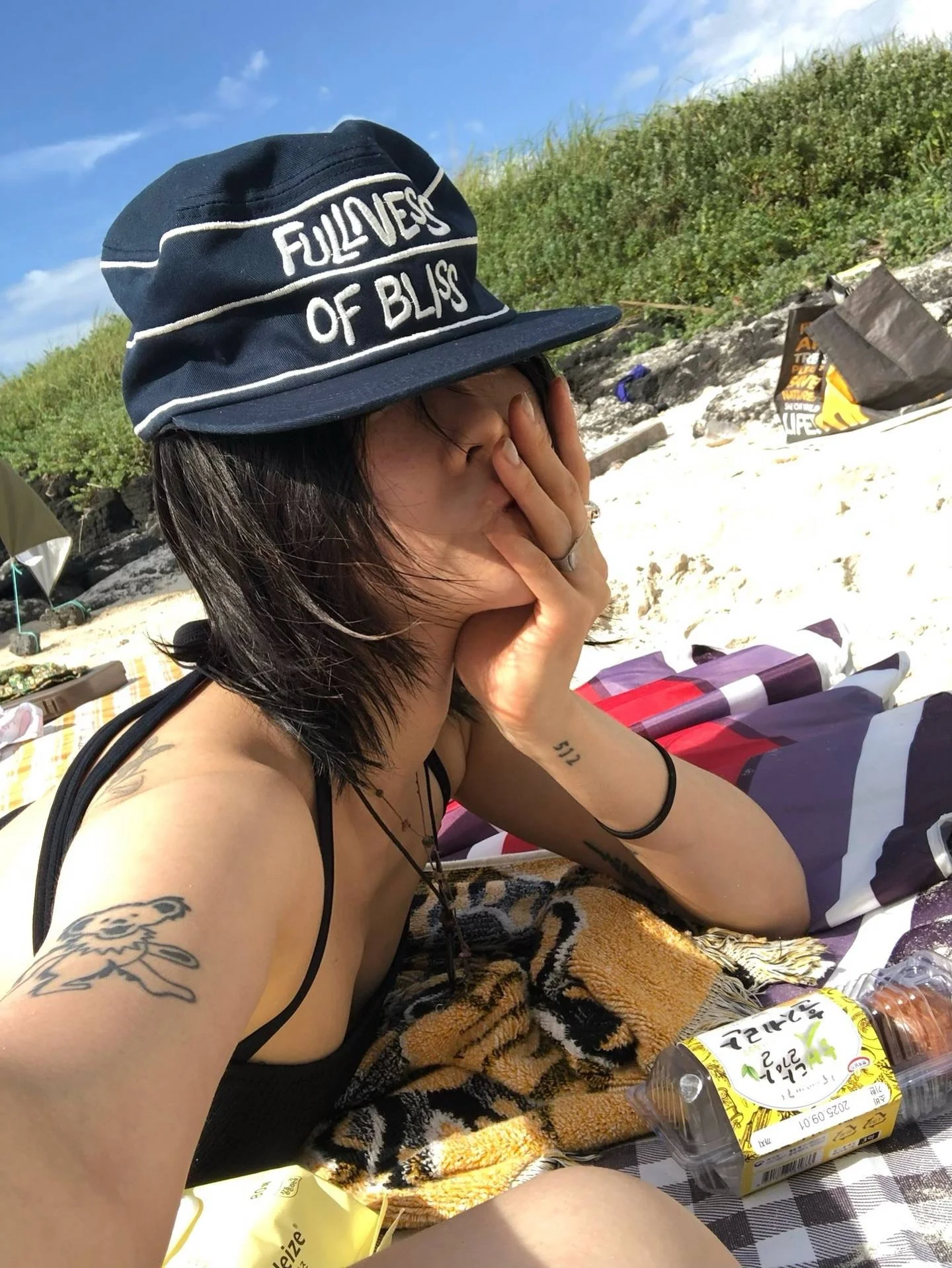 running cap とは何か：ネイビーブルーのストライプ刺繍入り平つばキャップの実用性と使い方