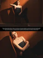 優雅なデザインのフリル付き短丈ニットトップス【ウエストシェイプ・素材感のある 生地】（セットアップ対応）