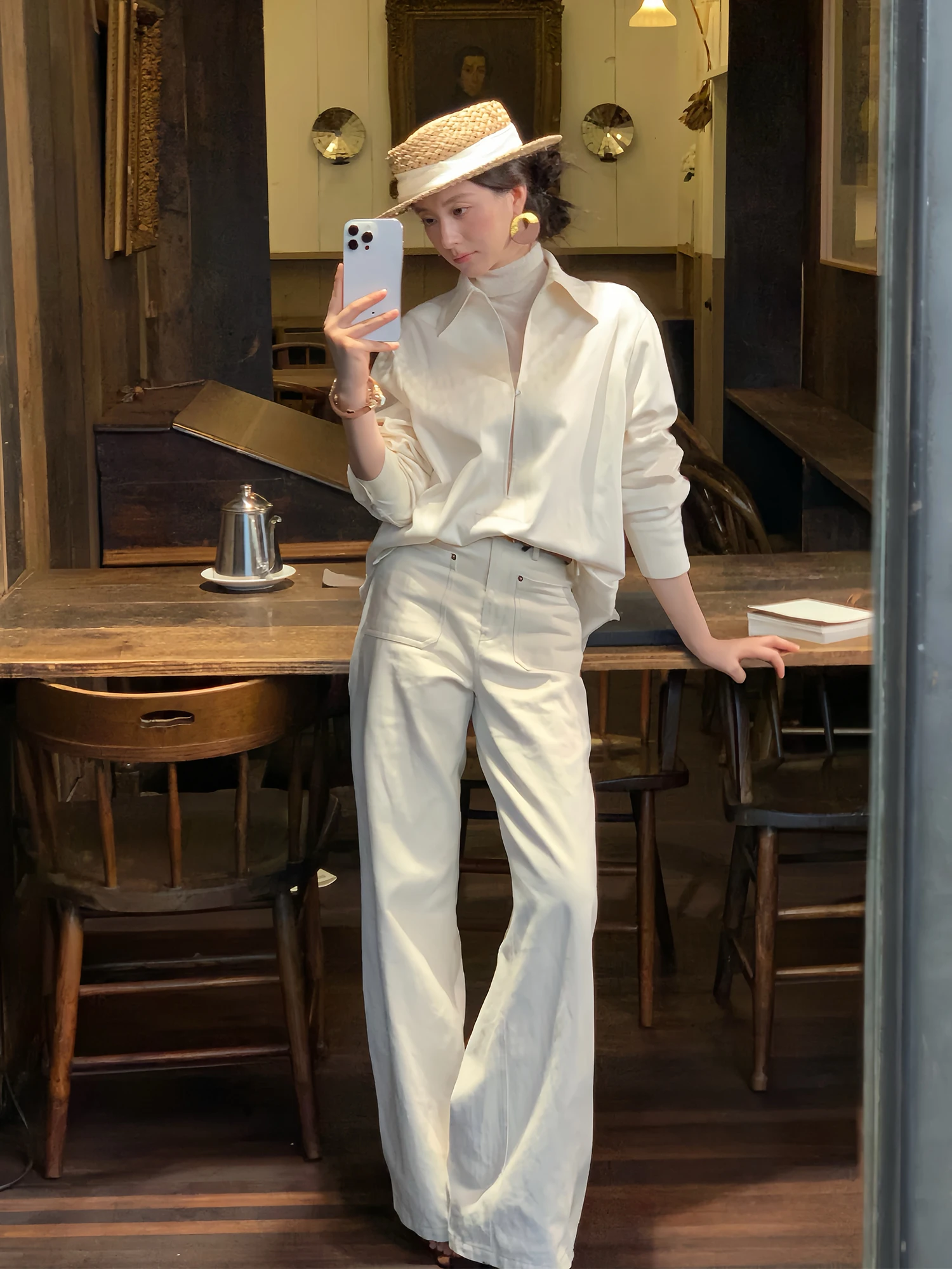 40代の女性にぴったりなカジュアルデニムコーデは、白色デニムパンツとシャツのセットアップから始める？