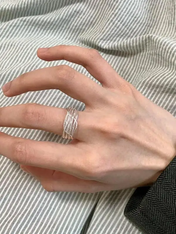 かっこいい シルバーネイル のミニマルデザインリング：シルバーサラウンド リングの実用性と適用シーン