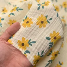 リーフとイエローフラワー柄の泡泡二重棉生地【ドレスや子供服の製作に最適】
