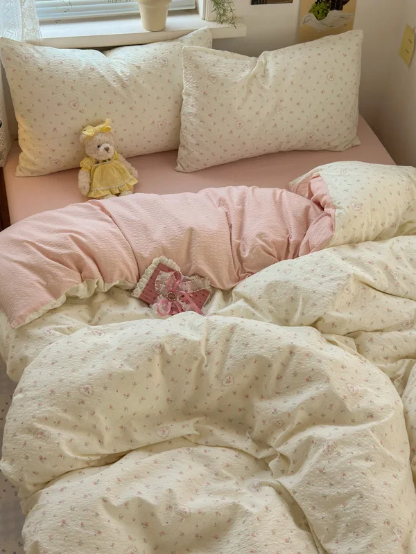 クリームイエローとピンクの小花柄ベッドカバー：ins風のおしゃれな寝室に最適なインテリアアイテム