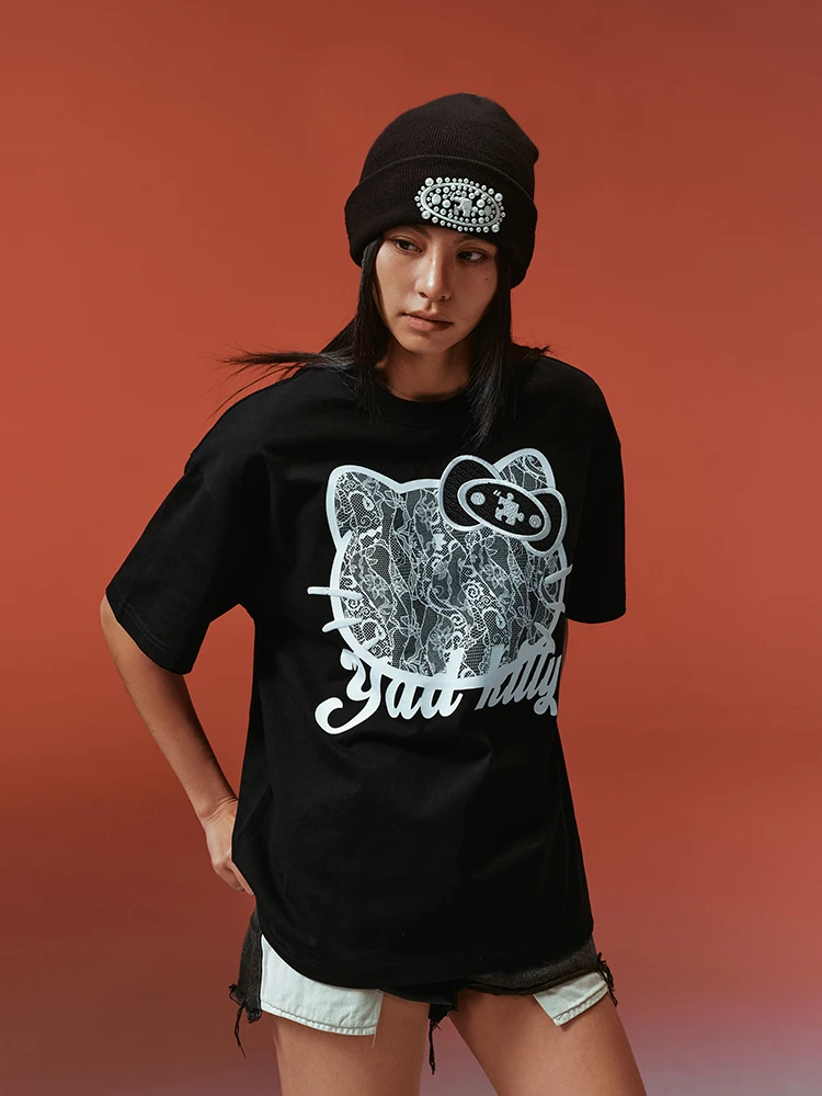 ブランドコラボのサイズ感が気になるなら、このレース猫プリントTシャツが答えになる？