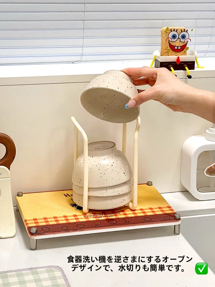 キッチン用伸縮式食器収納ラック：奥行きのある収納を実現するシンプルな解決策