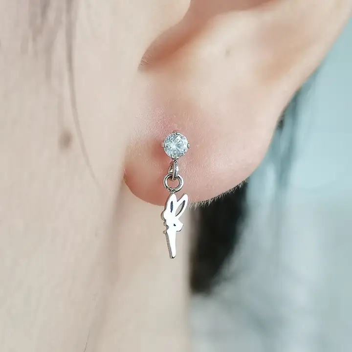 医療用チタン合金製の内ねじタイプのダイヤモンド付きエンジェルペンダントリップピアス耳ピアス【アレルギー対応・高級感】