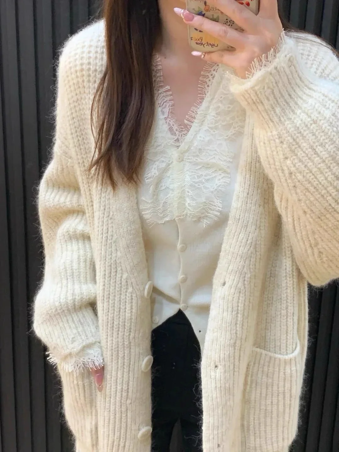 柔らかいVネックニットカーディガン：通勤風の花边デザインが万能色としての実用性を実証