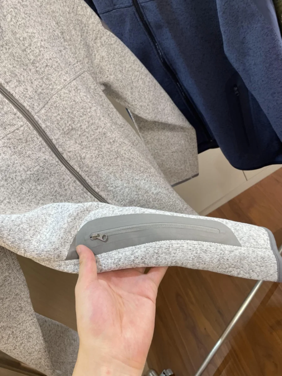 冬キャンプ向けメンズファッション：防風・保温性を兼ね備えたフリースフードジャケットの実用性