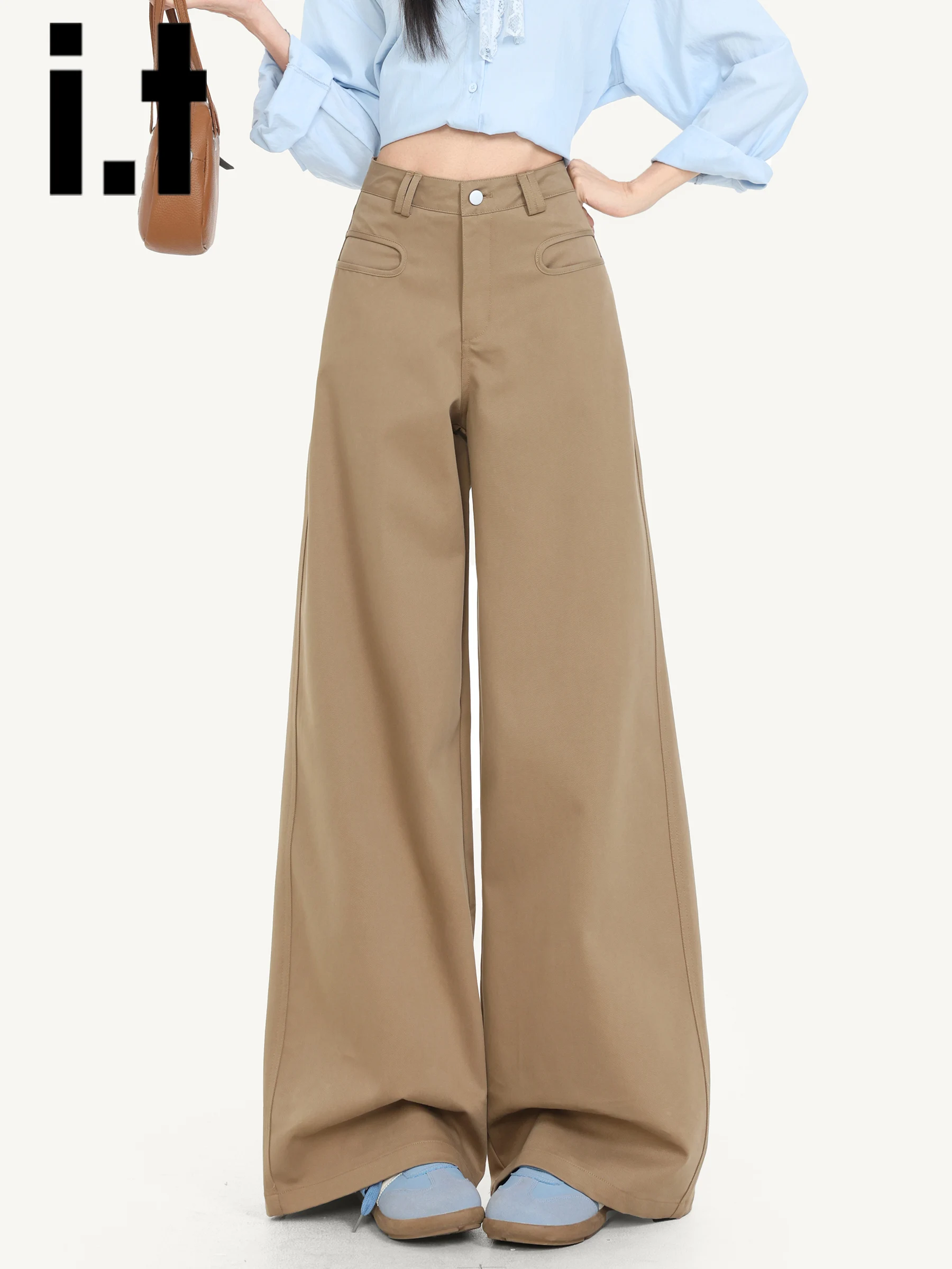 カジュアルカーキパンツとシ ャツのコーデで春に着るおすすめスタイル