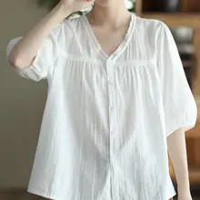 華やかなレースVネックシャツ【夏用・ゆったりシルエット・ホワイト・ミドルスリーブ】