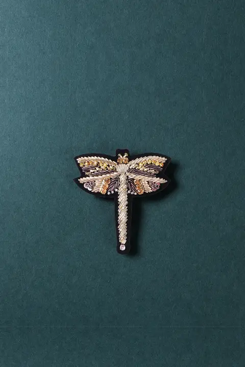 Lingxinは手刺繍されたレトロな布ステッカーを作ります