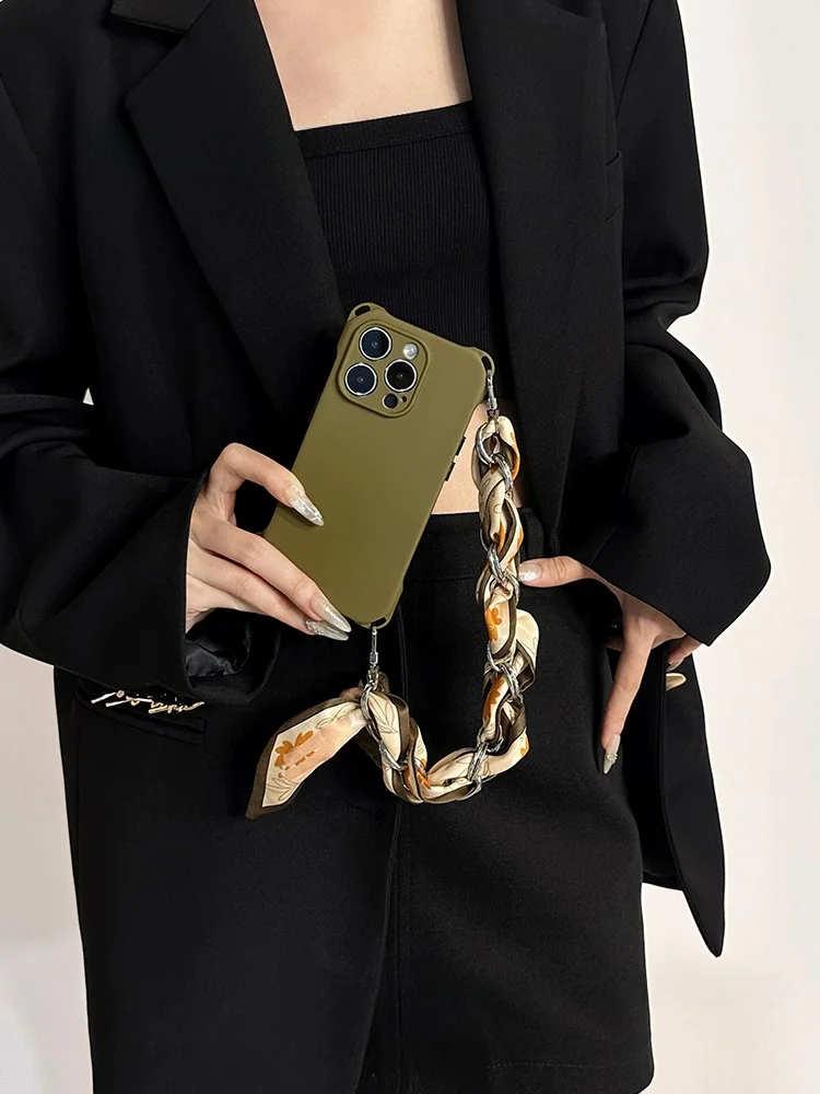 スマホショルダー おしゃれ どんなのがいいか？松緑色のケースが通勤とカジュアルを両立する理由