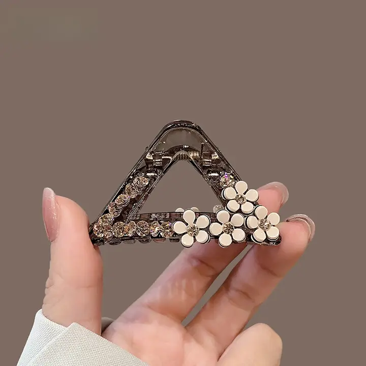 デザイン性のある半束ねヘアクリップ【シンプル・気品あるスタイル・小型シャーククリップ】