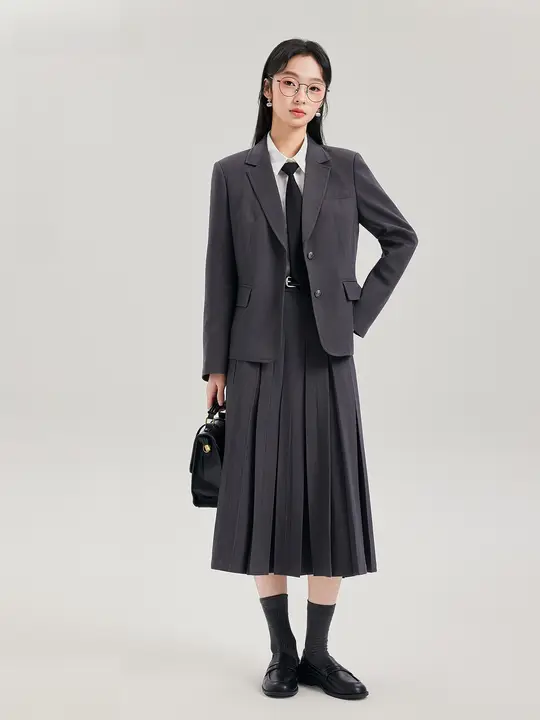 グレーのスーツ【女性用・職場カジュアル・面接対応・小柄向け】（セットアップ対応）