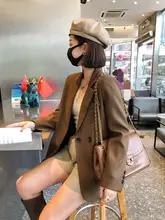 ダブルブレストデザインのコーヒー色ジャケット【シルエットを引き立てるスリムフィット】