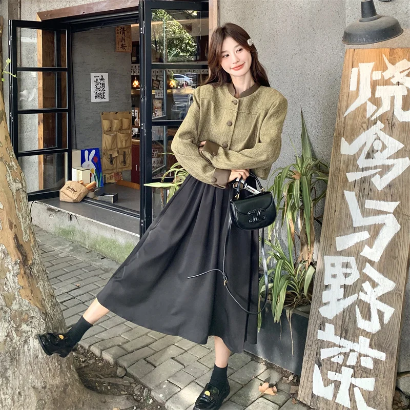 ツータックスーツとハーネス服の違いは？今こそ選ぶべき「上品なデザインのスーツスタイルワンピース」の本当の魅力とは？