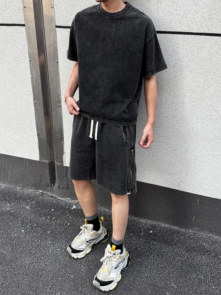 ボクシーシルエットのウォッシュ加工ショートスリーブTシャツ：ストリートファッション男子の旬のスタイル