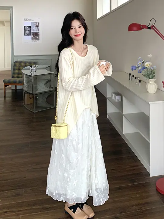 温かみのある雰囲気のコーディネート【不規則なラウンドネックトップス・フェアリー風のフレアスカート】（セットアップ対応）