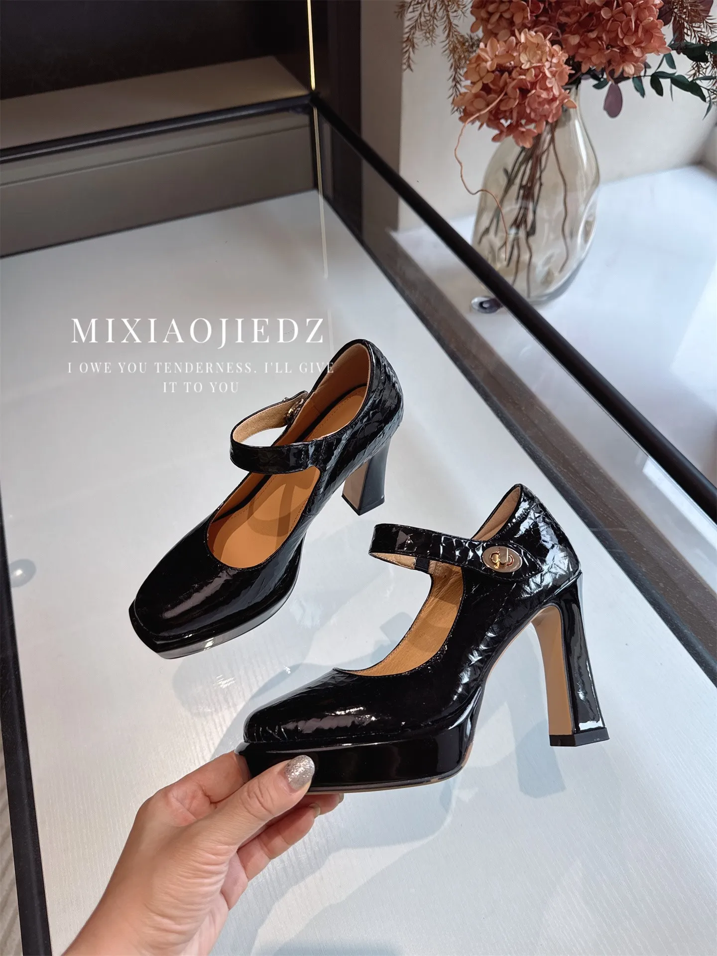 4センチヒールパンプスと5センチヒールパンプスのバランスを取るなら、この1本がおすすめ？