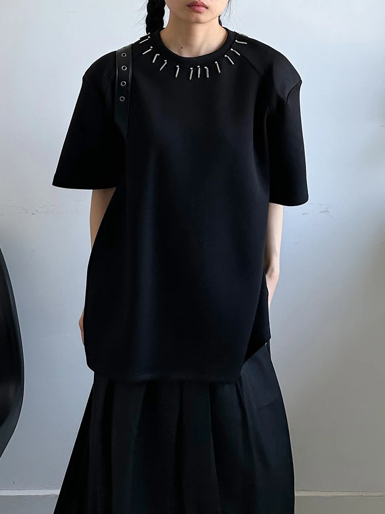 金属装飾付きクルーネックTシャツ：tシャツをハンガーにかけるための最適なデザインと実用性