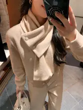 おしゃれなデザイン！秋冬用スカーフ付きトップスとパンツのコーディネート（セットアップ対応）