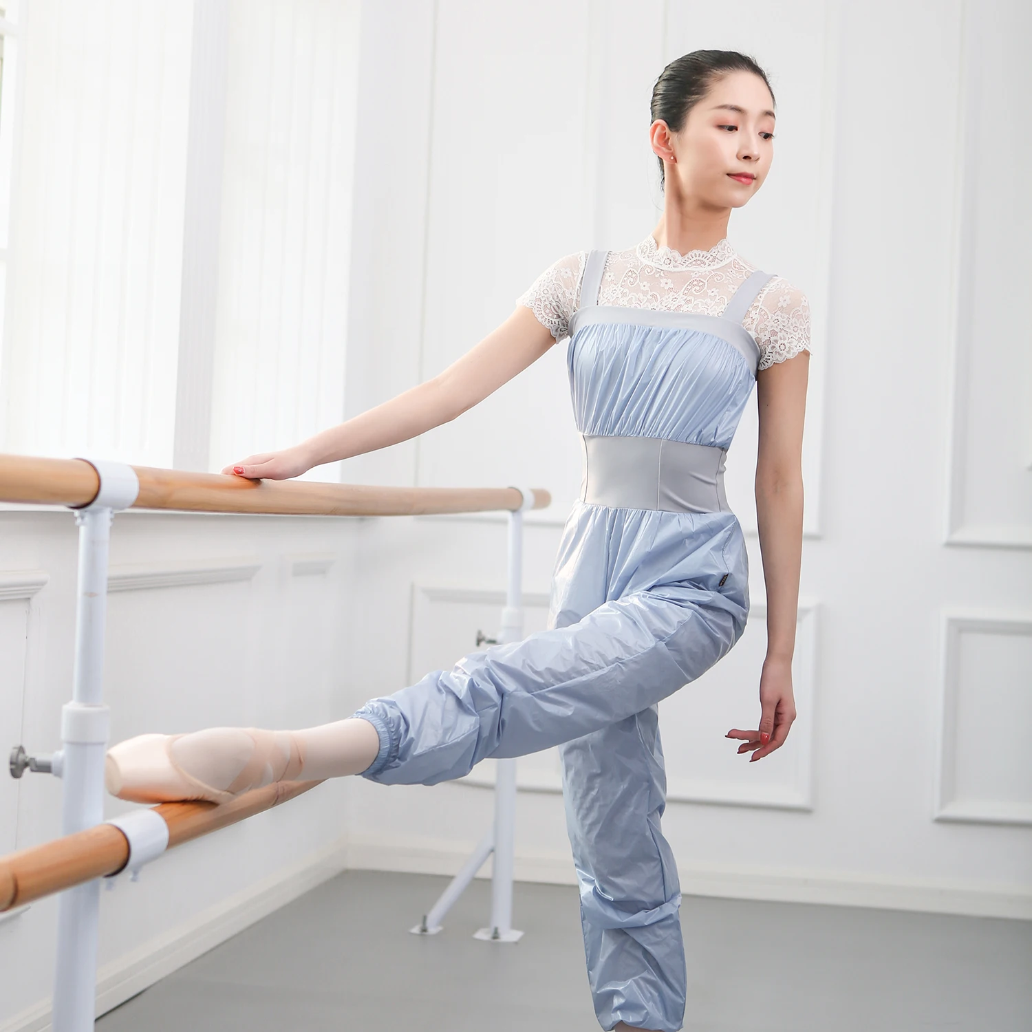 MooleDance ダンス用ボディスーツ：現代芭蕾シーンでのシェイプアップ効果と実用性の検証