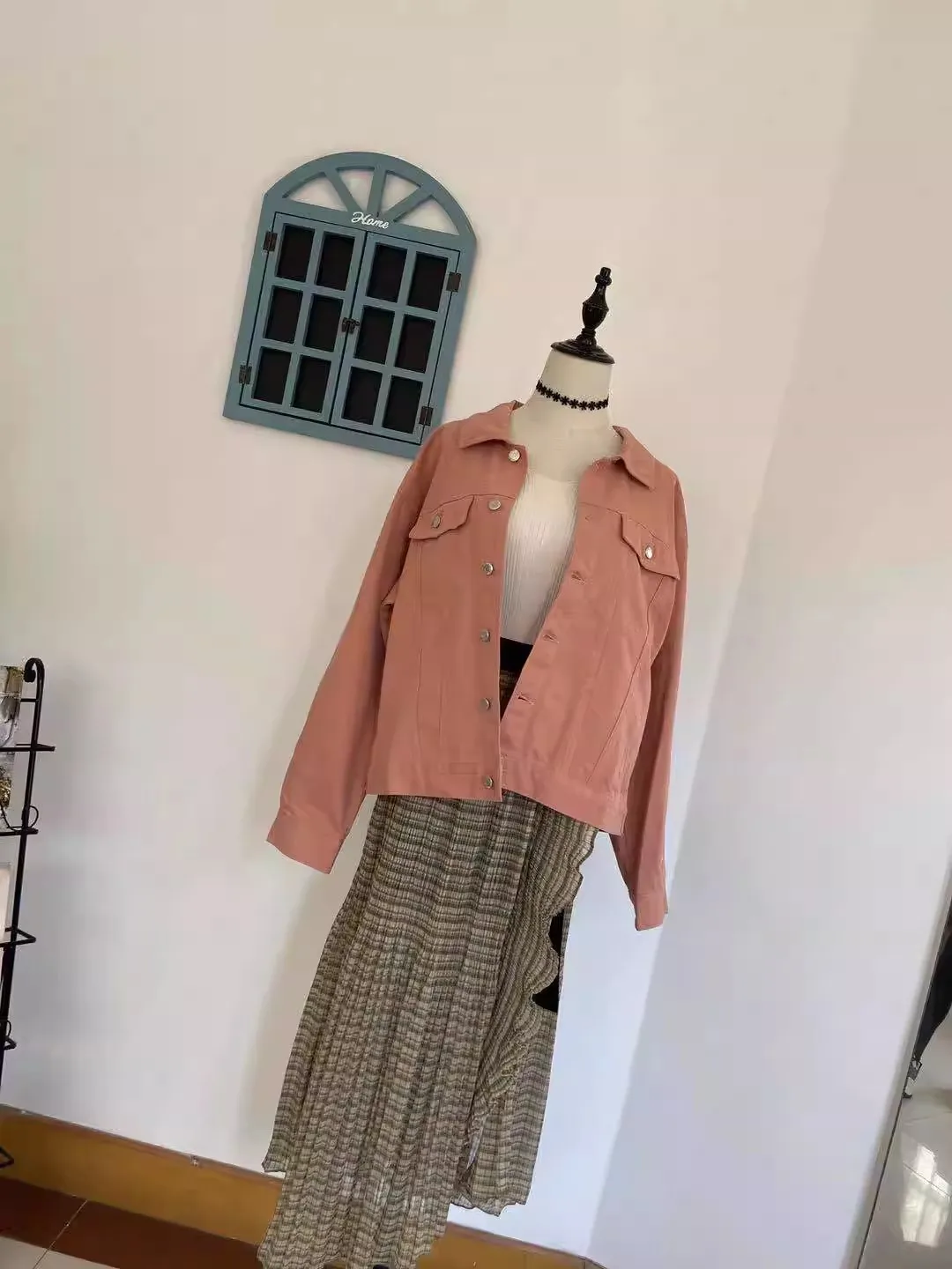 デニムジャケット コーデ 完全ガイド｜落ち感とピンクカラーが自然なスタイルを演出