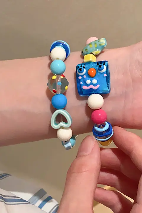カラフルな陶器製 カートゥーンフラワーチャームブレスレット【個性的・ハートモチーフ】